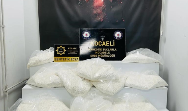 Kocaeli TEM Otoyolunda durdurulan tırda zulalanmış 775 bin uyuşturucu hap ele geçirildi