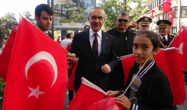Kocaeli Valisi sokak sokak gezerek vatandaşlara Türk bayrağı dağıttı