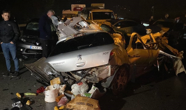 Kocaeli'de ortalık savaş alanına döndü: 26 araç kazaya karıştı, 13 kişi yaralandı