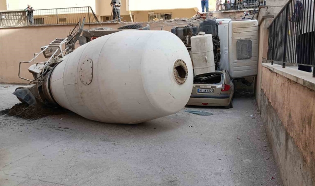 Kontrolden çıkan beton mikseri üzerine devrildiği 3 aracı kullanılamaz hale getirdi