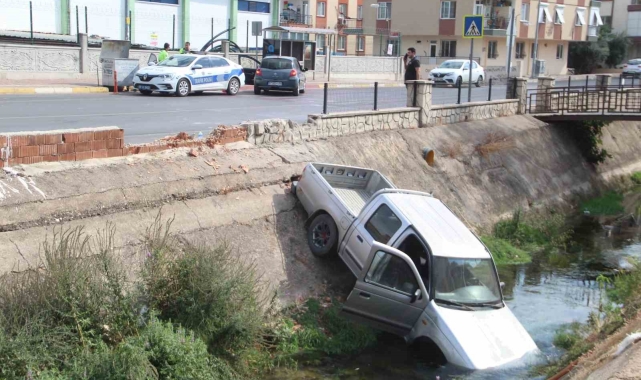 Kontrolden çıkan kamyonet sulama kanalına uçtu