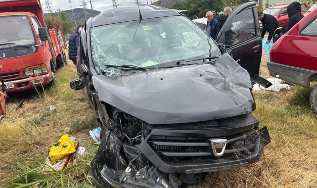 Kontrolden çıkan otomobil tarlaya savruldu: 1'i ağır 4 yaralı