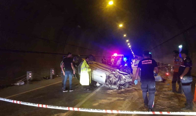 Kontrolden çıkan otomobil tünelde takla attı: 2 ölü