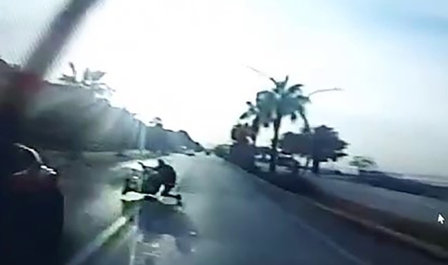 Kontrolden çıkıp halk otobüsünün altında kalan motosiklet sürücüsü hayatını kaybetti