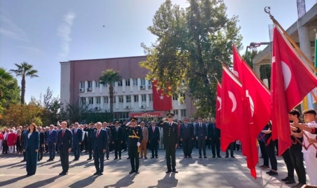 Köyceğiz'de cumhuriyetin 100. yılı kutlamaları çelenk sunma töreni ile başladı