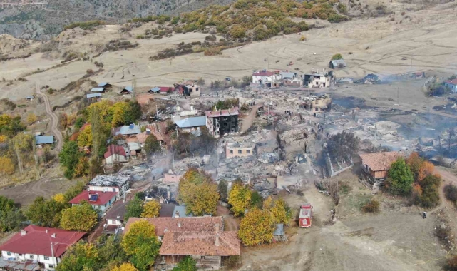 Köyde çıkan yangın savaş alanını aratmadı: 47 evin küle döndüğü yangın havadan görüntülendi
