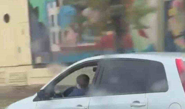 Küçük çocuğu direksiyon başına geçirip tehlike saçtı
