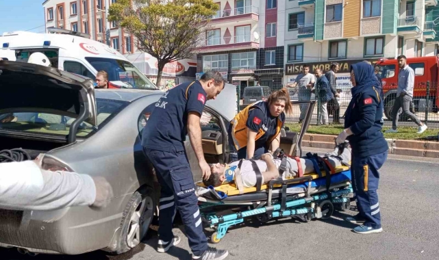 Lastiği patlayan otomobil kaldırıma çarptı, 2 kişi yaralandı