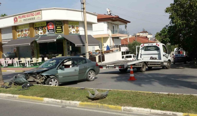 Lastiği patlayan otomobil refüjdeki palmiyeye ve kaldırıma çarptı: 2 yaralı