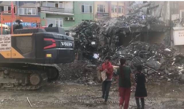 Malatya'da çocuklar enkaz alanında tehlikeye aldırış etmeden hurda topluyor