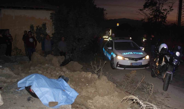 Manisa'da hafif ticari araç ile motosiklet kafa kafaya çarpıştı: 1 ölü, 1 yaralı