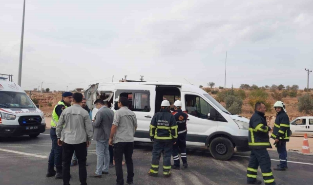 Mardin'de minibüs ile kamyon çarpıştı: 3 yaralı