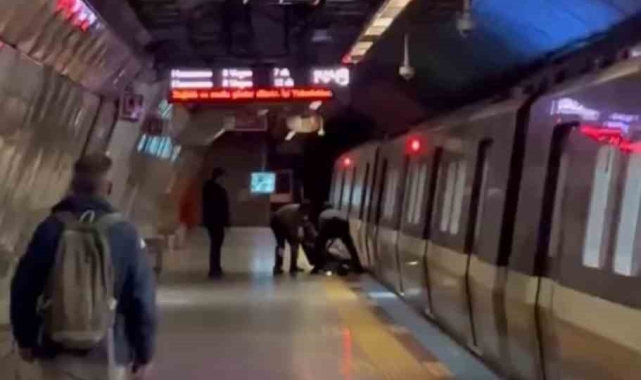 Mecidiyeköy metrosunda korku dolu anlar: Raylara düşen genç son anda kurtarıldı