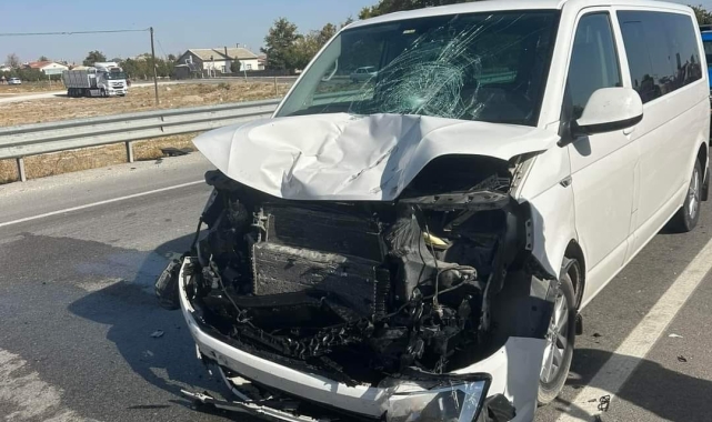 Minibüs ile motosiklet çarpıştı: 1 ağır yaralı
