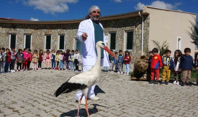Minik öğrenciler yaban hayvanlarını yakından gördü