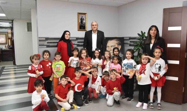 Miniklerden Başkan Bakkalcıoğlu'na 100. yıl kutlaması