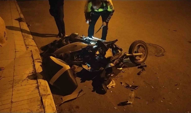 Motosiklet ile otomobil çarpıştı: 2 yaralı