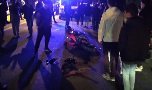 Motosiklet minibüse arkadan çarptı: 2 yaralı