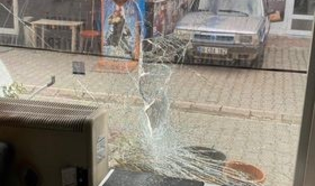 Motosikletin gazına bastı, kontrolü kaybedip iş yerine daldı