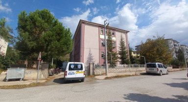 Okulun 3. katından düşen öğrenci yaralandı