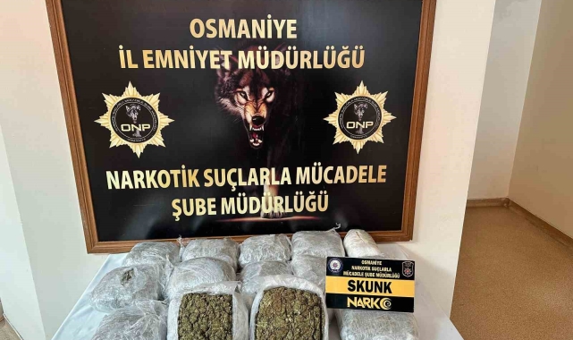 Osmaniye'de otomobile gizlenmiş 10 kilo 50 gram uyuşturucu ele geçirildi