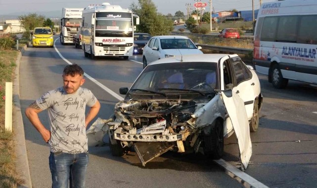 Otomobil bariyerlere çarpıp hurdaya döndü, sürücü burnu kanamadan araçtan çıktı