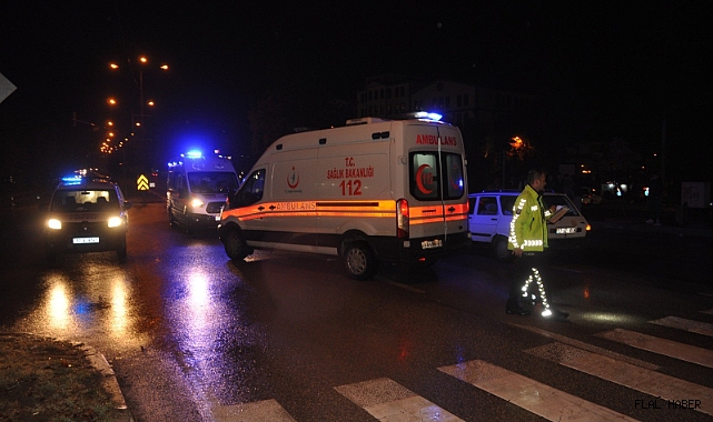 OTOMOBİL YAYALARA ÇARPTI