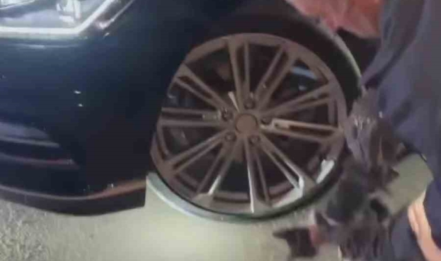 Otomobilin kaputuna giren kedi uzun uğraşlar sonucu çıkartıldı