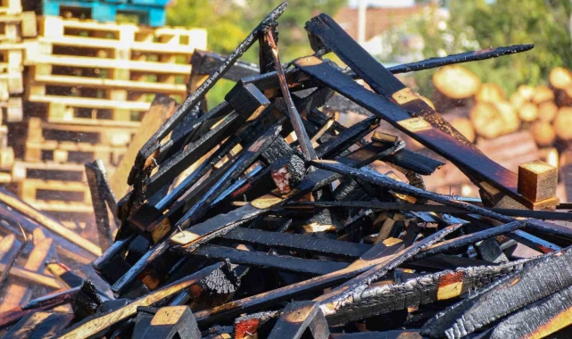 Palet üretim tesisindeki yangında 70 bin TL zarar oluştu