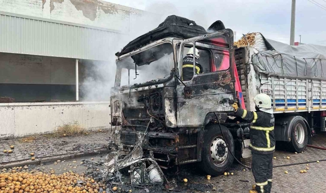 Patates yüklü tırın kupası yanarak küle döndü