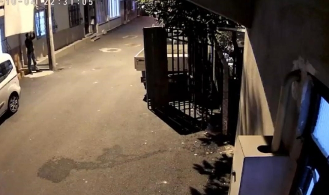 Pes dedirten hırsızlık kamerada...Balkona asılı halıyı böyle çaldı