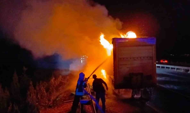 Plastik kasa yüklü tırın dorsesi yandı