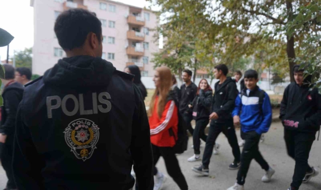 Polis ekipleri okul çevrelerindeki denetimlerini arttırdı