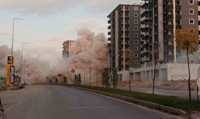 Raylı sistemli olduğu belirtilerek satılan yeni bina depremde hasar görünce patlayıcı ile yıkıldı