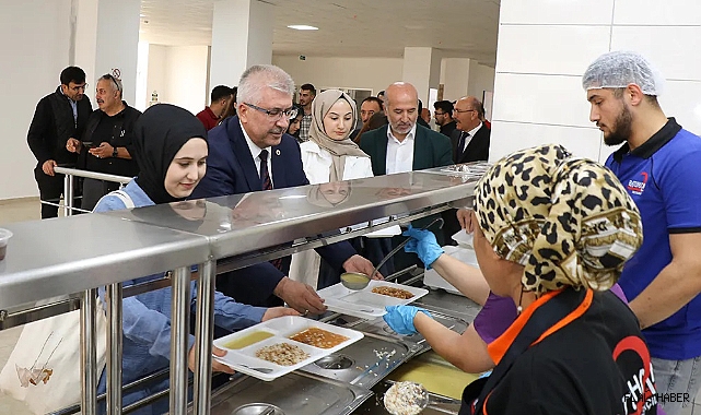 REKTÖR TAŞDEMİR YEMEKTE ÖĞRENCİLERLE BULUŞTU