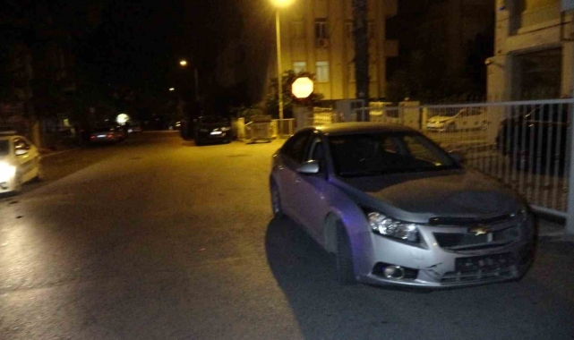 Sağlık ekiplerini bekleyen yaralı sürücü sigara içmeyi de ihmal etmedi