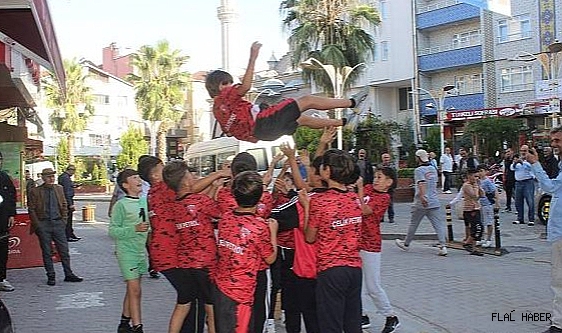 ŞAMPİYON OLAN TÜRKELİ U-12 TAKIMINA COŞKULU KUTLAMA