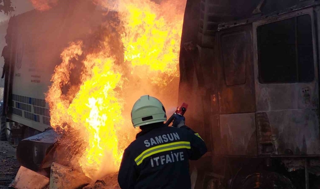 Samsun'da 21 ton PVC hammaddesi yüklü tır alev alev yandı