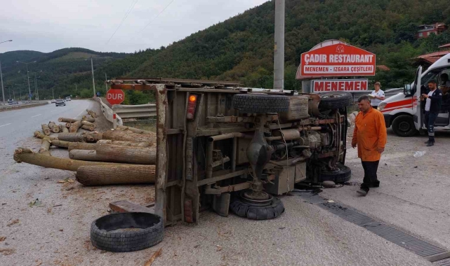 Samsun'da lastiği patlayan kamyonet devrildi: 1 yaralı