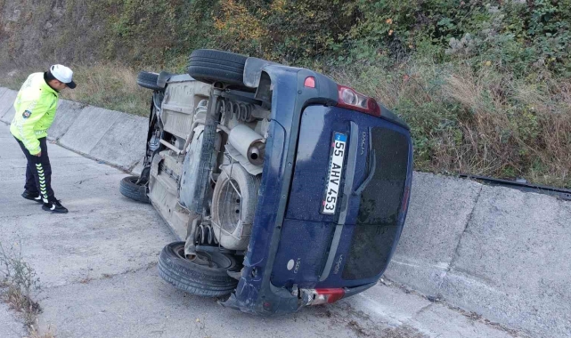 Samsun'da otomobil su kanalına devrildi: 2 yaralı