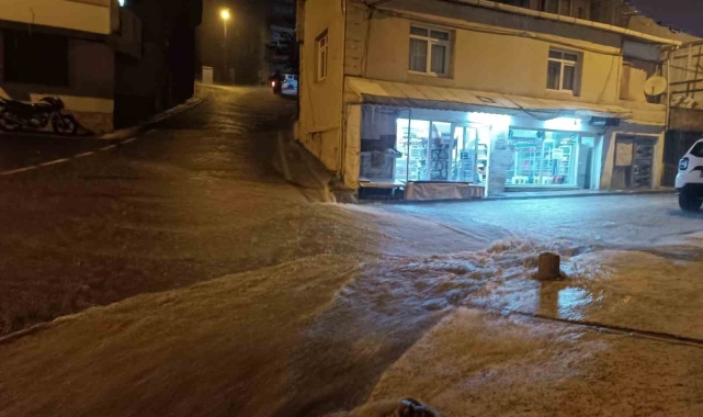 Samsun'da sağanak yolları göle çevirdi