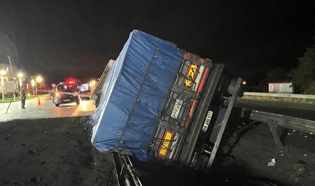 Samsun'da tır devrildi: 1 yaralı