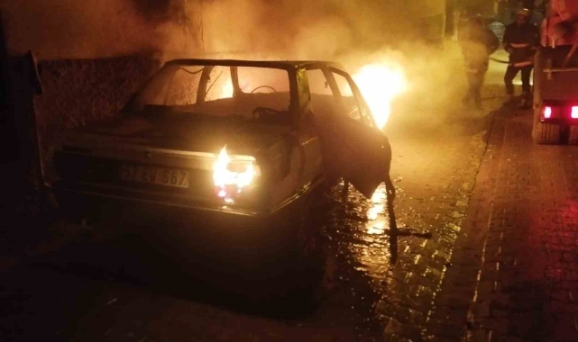 Şanlıurfa'da otomobil alev alev yandı