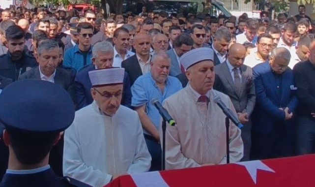 Şehit itfaiye erinin cenazesinde babanın zor anları