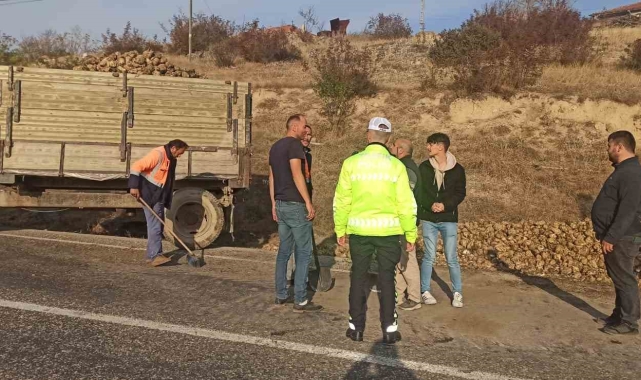 Şeker fabrikasında kuyruk sırasına girmek isteyen pancar yüklü traktör devrildi