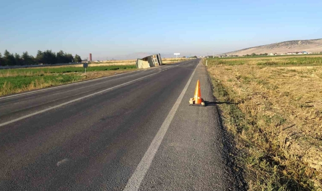 Şeker pancarı yüklü tır tarım arazisine devrildi