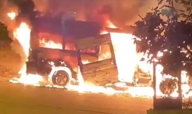 Servis minibüsü alev topuna döndü, 2 araç kullanılamaz hale geldi