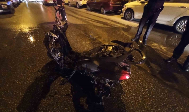 Seyir halinde alev alan motosiklet demir yığınına döndü