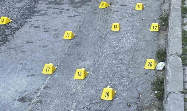 Seyir halindeki araç kurşun yağmuruna tutuldu: 1 yaralı