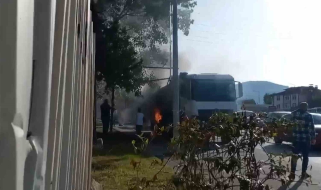 Seyir halindeki kamyonun tekerinden alevler yükseldi